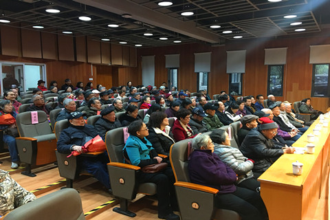 通报会现场老同志认真听取通报
