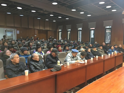 老同志们认真听取通报