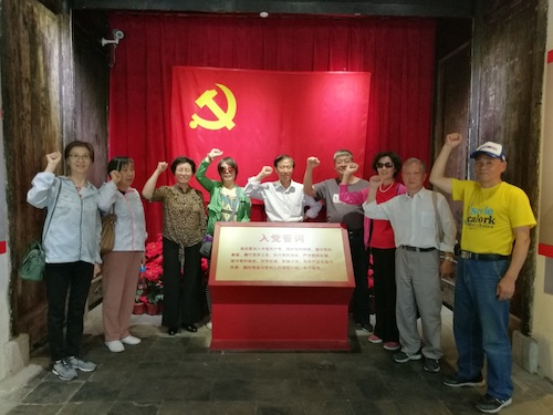 机关退休第五党支部党旗下重温入党誓词
