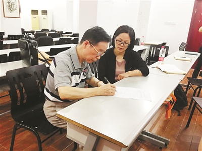 沈慧麟在捐献遗体登记表上签字