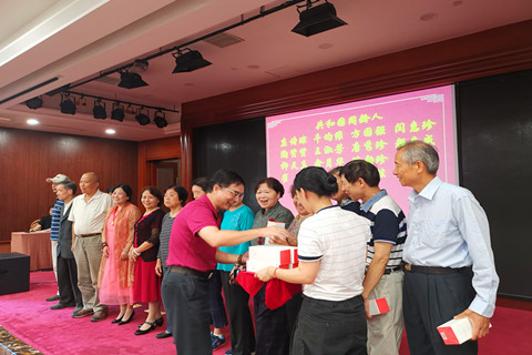 向共和国同龄人赠送祝福