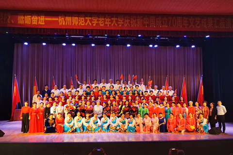 老年大学文艺汇演大合影