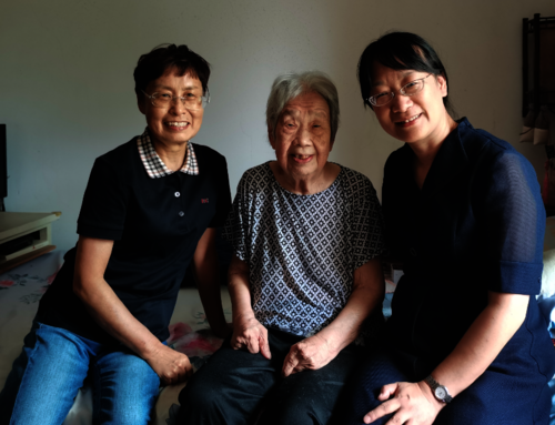 走访慰问93岁的杨慧英老师