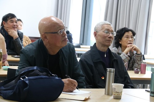 老同志认真上党课