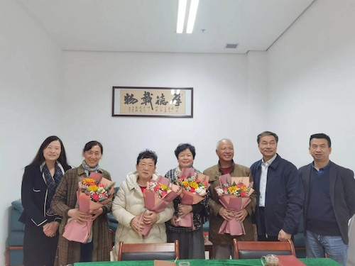 学院领导为退休教工送上祝福