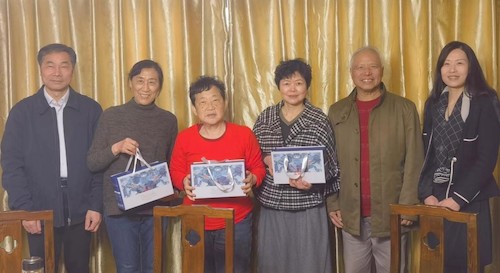 学院领导为摄影采风获奖者颁发奖品