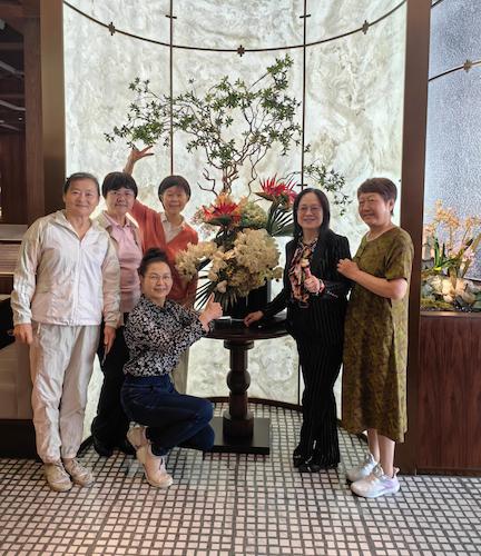 女老师合影
